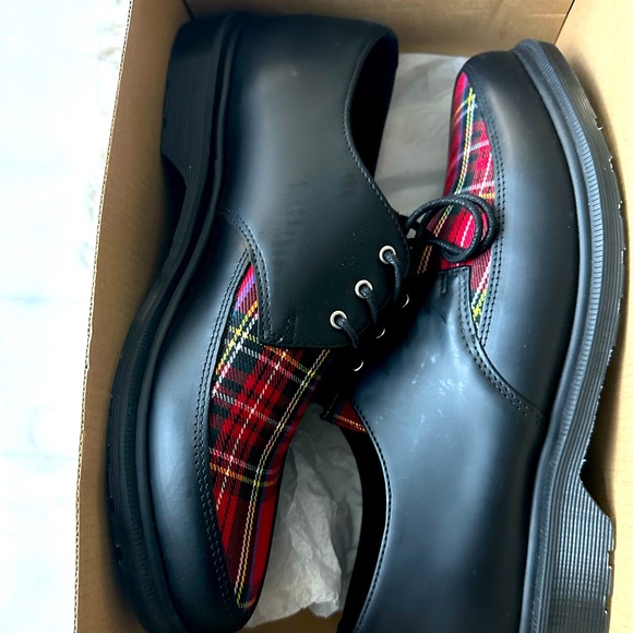 Dr. Martens Shoes - Dr. Marten Willis Wms in Black/Tartan Red. Stewart Size 11. Gothic Pointed Toe.